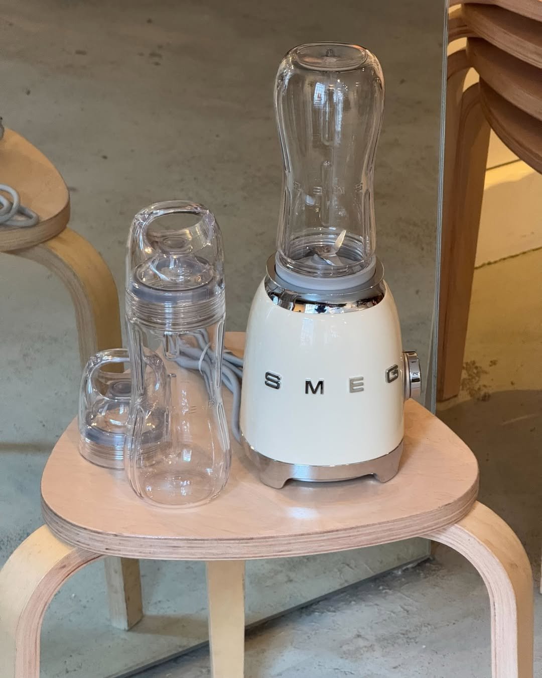 Elegant 50s Style White SMEG Blender